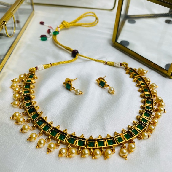 Regal Radiance Green Pearl and Gold Necklace from NYC - Picture 3 of 6